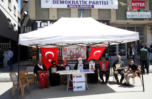 Muşlu aileler çocukları için HDP önündeki eylemlerini sürdürdü