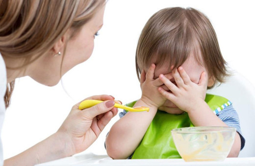 Bebeğinizin mama kaşığını ve emziğini yalamadan bir daha düşünün