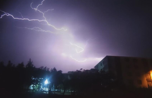 Meteoroloji'nin uyardığı Bingöl’de şimşekler geceyi gündüze çevirdi