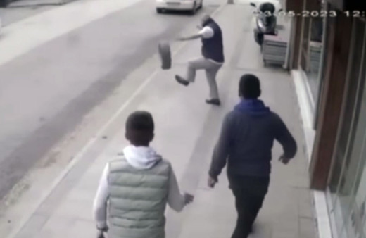 Düzce'de seyir halindeki otomobilin lastiği fırladı!