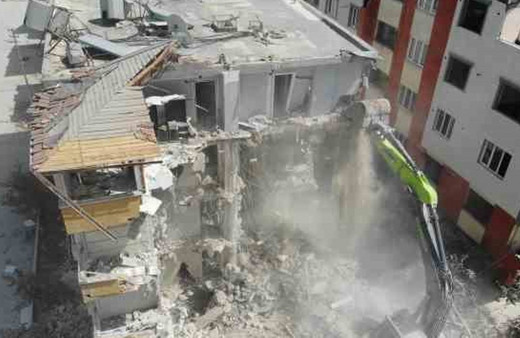 Hatay'da ağır hasarlı binaların yıkım çalışmaları sürdü