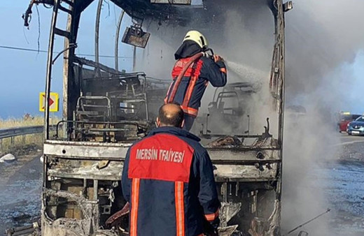 Mersin'de yolcu otobüsü seyir halindeyken cayır cayır yandı!