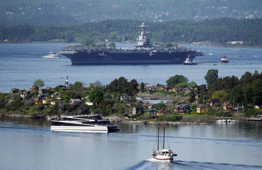 Dünyanın en büyük uçak gemisi Norveç'e demirledi, Rusya tepki gösterdi!