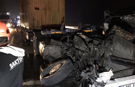 Otoyolda korkunç kaza, inanılmaz kurtuluş! Yok olan tırda burnu bile kanamadı