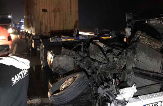 Otoyolda feci kaza: Paramparça olan tırın kupasından sağ çıktı