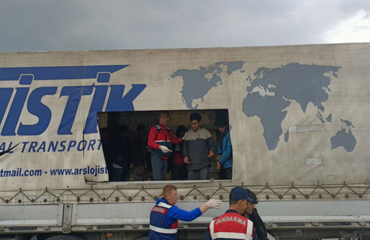 Sivas'ta tır dorsesinde 134 düzensiz göçmen yakalandı