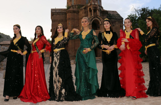 Ünlü mankenlerden Akdamar Adası'nda altın defilesi