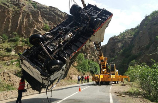 Çoruh nehrine düşen kamyon 3 gün sonra çıkartıldı, kayıp sürücü ise aranıyor!
