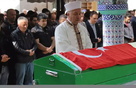 Trafik kazasında ölen ve organları 6 kişiye umut olan gencin cenazesi defnedildi