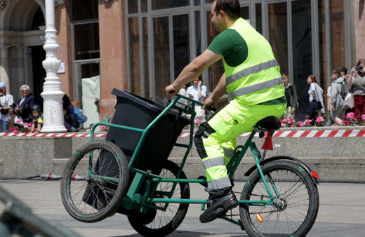 Temizlik işçileri, çöp arabalarıyla yarıştı!
