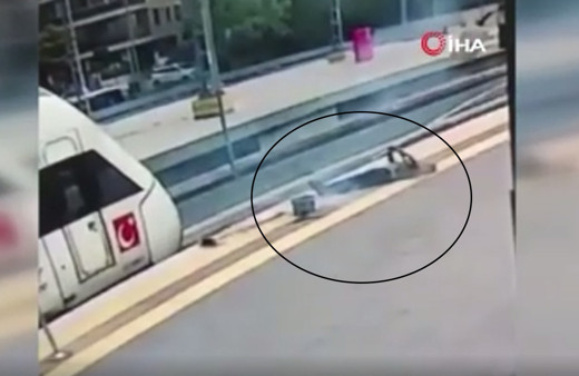 Bir anda alevler içinde kaldı! Kadıköy'de işçinin elektrik akımına kapıldığı anlar kamerada