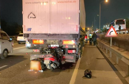 Motosiklet tıra resmen saplandı! Motokurye kurtarılamadı!