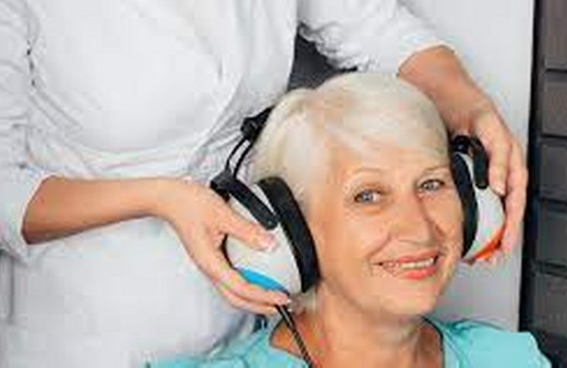 Koklear implant yaşlılıkta işitme kaybına çözüm oluyor