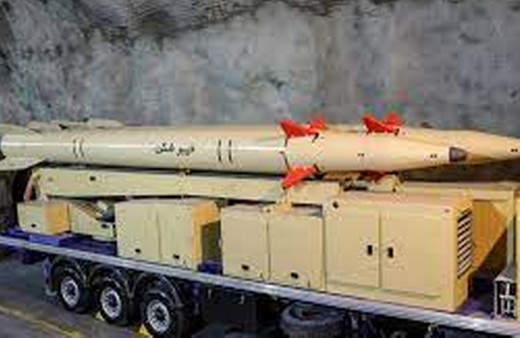 İran orta menzilli yeni balistik füzesini tanıttı