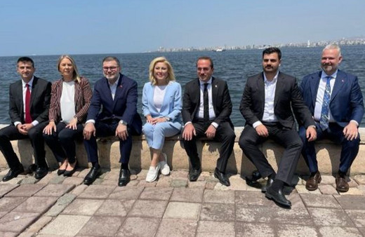 İzmir'de AK Parti milletvekilleri mazbatalarını aldı