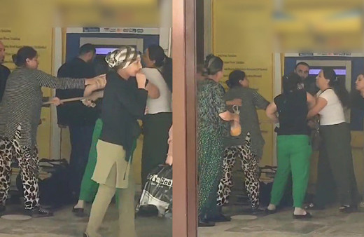 ATM'de kadınların sıra kavgası: Ortalık fena karıştı! Tekme tokatlı kavgaya aldırış etmeden para çekti!