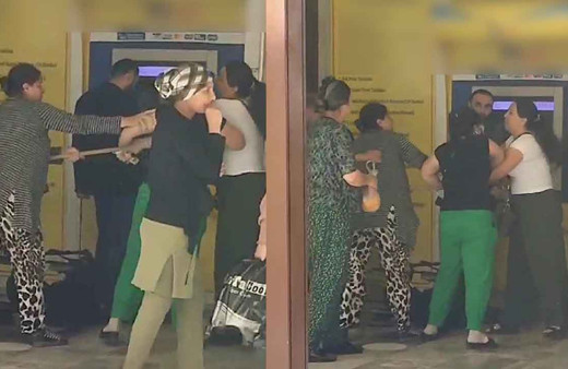 ATM'de sıra bekleyen kadınlar yumruklu kavgaya tutuştu
