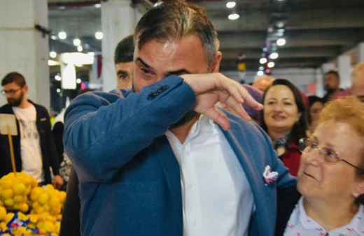 Milletvekili seçilemeyen adaya sakladığı posterini gösterince duygu dolu anlar yaşandı