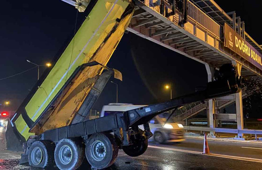 Eyüpsultan’da damperi açılan hafriyat kamyonu üst geçide çarptı