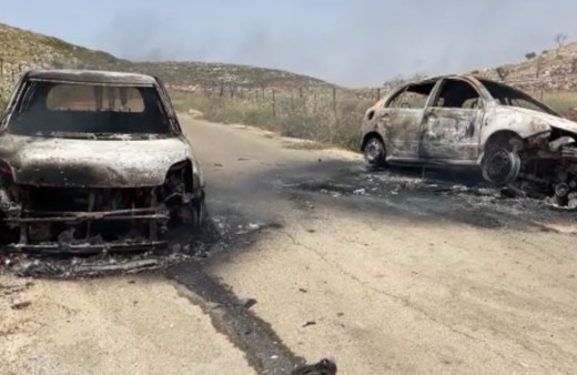 Filistin'de Yahudi yerleşimciler Filistinlilere ait dört aracı yaktı