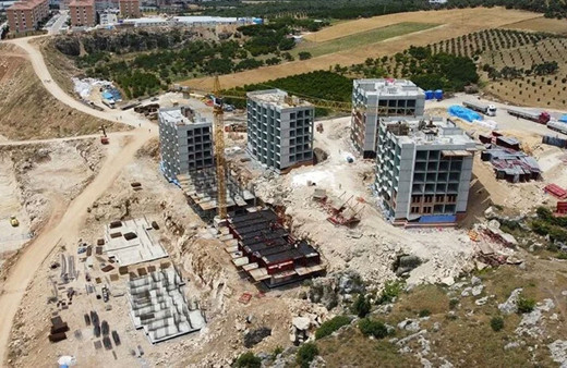 Hatay'da depremzedeler için yapılan kalıcı konutların 4 blokunun kaba inşaatı bitti