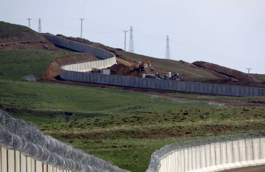 İran sınırına örülen duvarın uzunluğu 100 kilometreyi buldu