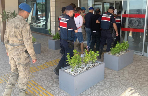 İzmir'de sosyal medyadan terör propagandası suçlamasıyla 11 kişi yakalandı