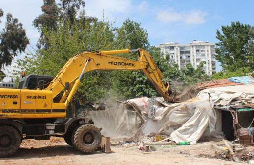 Mahalleliyi isyan ettiren metruk çöp ev, belediye ekiplerince yıkıldı