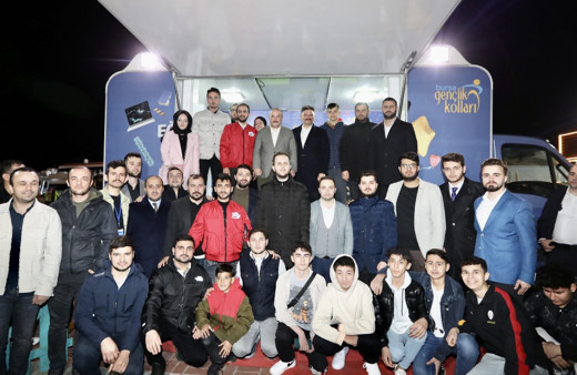 Bakan Varank, teleferikle çıktığı Uludağ'da gençlerle buluştu