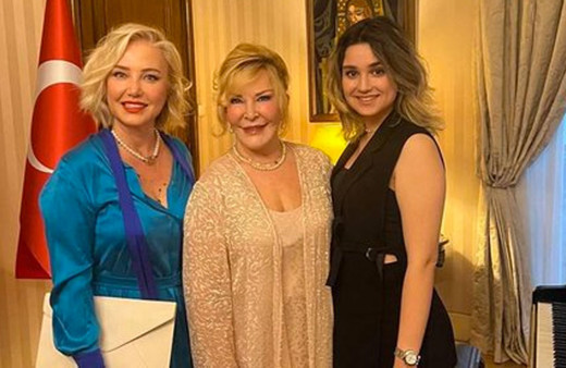 Berna Laçin 'AK Parti iktidarında nefes alamıyoruz' dedi yorgunluğunu bakın nerede attı