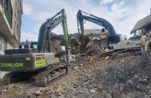 Kahramanmaraş Nurhak’ta ağır hasarlı binaların yıkımı devam ediyor