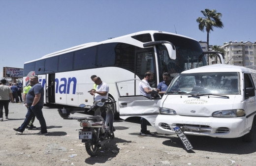 Mersin'de zincirleme trafik kazasında 3 kişi yaralandı