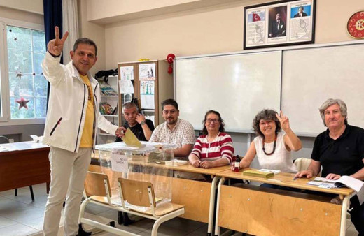 Fatih Portakal sandık başında zafer işareti yaptı! AK Parti suç duyurusunda bulundu