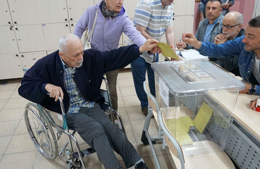 13. Cumhurbaşkanı seçimi ikinci tur oylaması başladı! Seçimden çok ilginç manzaralar