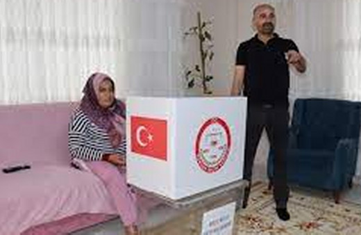 Kilis'te sandık başına gidemeyen seçmenler "seyyar sandık"ta oylarını kullandı