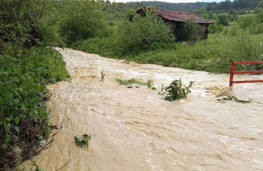 5 kenti sağanak vurdu: Dereler taştı, yollar su altında kaldı