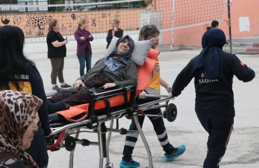 Bolu'da 93 yaşındaki Sehure Yaman sandığa sedye ile taşındı