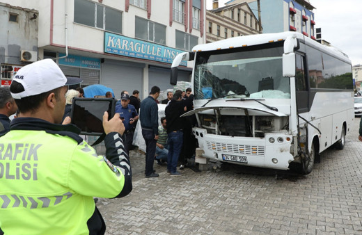 Malatya'da minibüs kırmızı ışıkta bekleyen araçlara çarptı! 7 kişi yaralandı!