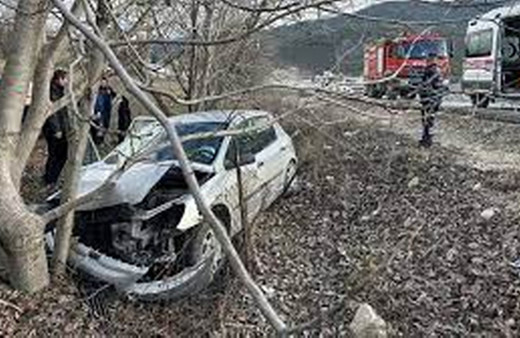Samsun'da ağaca çarpan otomobildeki 2 kişi yaralandı