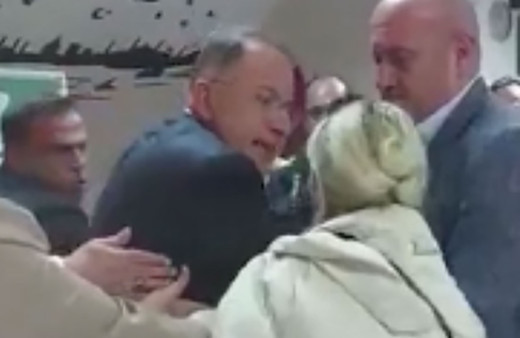 İstanbul'da CHP'li ve AK Parti'li okul görevlileri arasında "rozet" tartışması! 'Kalp işareti'ne itiraz...