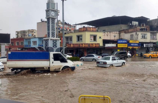 Hatay Kırıkhan'da fırtına ve şiddetli yağış