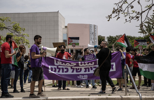 İsrail'de kamu binalarında Filisin bayrağının açılmasını yasaklayan yasa tasarısı protesto edildi