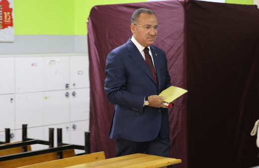 Adalet Bakanı Bekir Bozdağ, Şanlıurfa'da oyunu kullandı