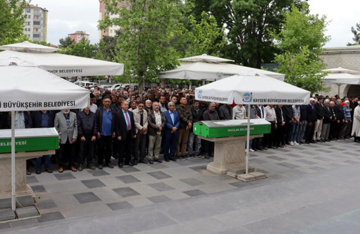 Kayseri'de en acı cenaze: 13. kattan düşen anne ve 2 çocuğu yan yana son yolculuğuna uğurlandı