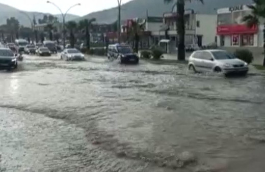 Muğla'da yağış yolu kapattı, araç ve konteynerleri sürükledi