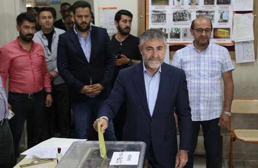 Bakan Nebati, Mersin'de oyunu kullandı