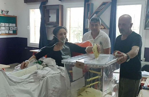 Bodrum'da bir hasta sedyede oksijen tüpüne bağlı oyunu kullandı