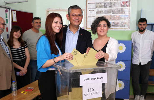 CHP Grup Başkanvekili Özgür Özel, Manisa'da oy kullandı