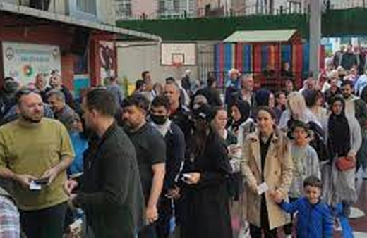 İstanbul'da erken saatlerde okullara gelen seçmenler yoğunluk oluşturdu