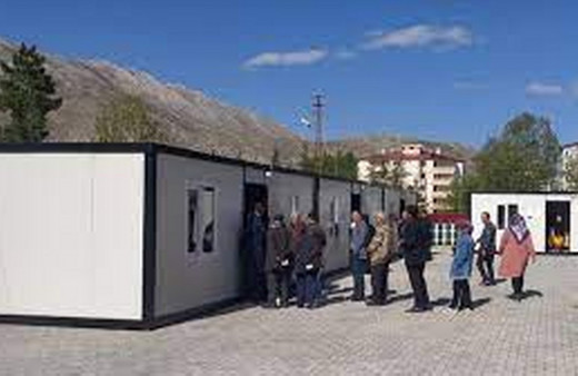 Deprem bölgesinde vatandaşlar sandık başına gitti